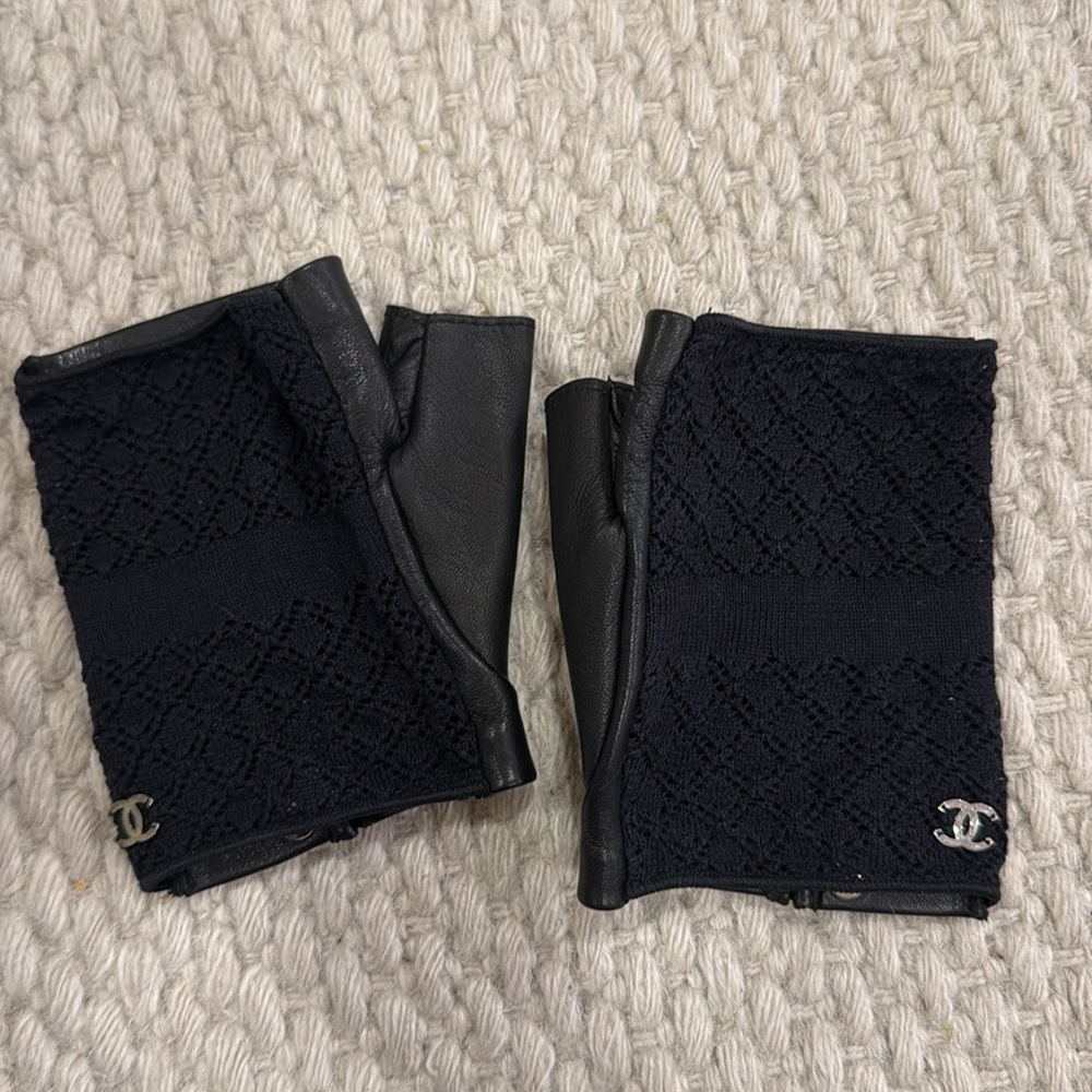 Chanel Fingerless Leather and Lace Gloves Size 7.5 - Picture 2 of 6